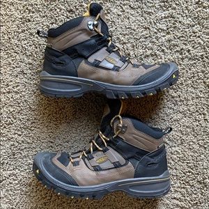 KEEN Men's Brown and Black Hiking Boots